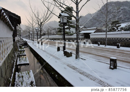 小京都　津和野　殿町通りの雪景色 85877756