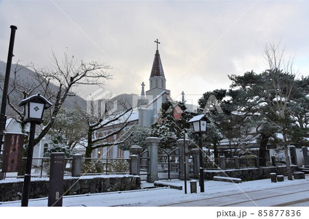 小京都　津和野　殿町通りの雪景色 85877836