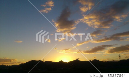 夕方太陽が沈むマジックアワーの風景 夕方太陽が沈むマジックアワーの風景 85877844