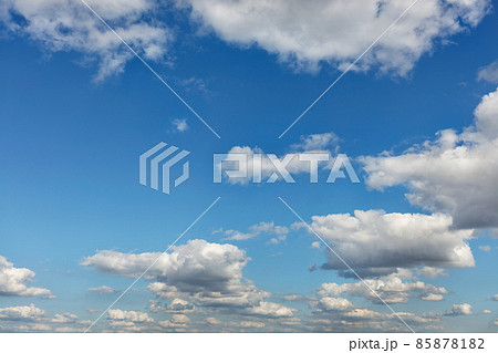 Small white clouds gradually fill the space in the blue sky. 85878182