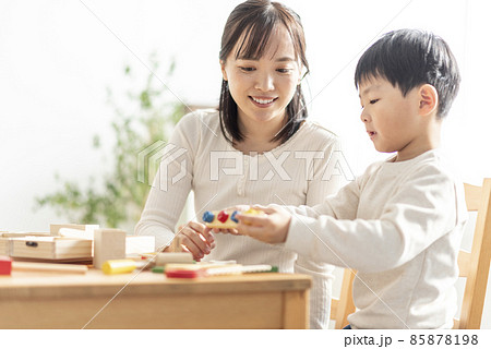 積木で遊ぶ親子 85878198