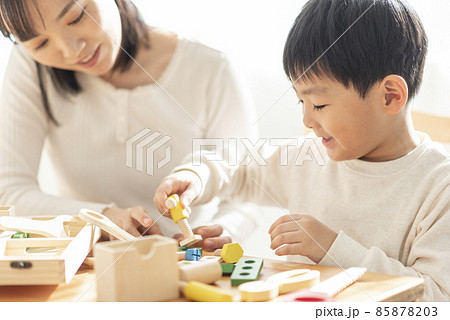 積木で遊ぶ親子 85878203