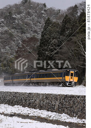 特急スーパーおき　雪景色　白井の里を行く 85878424