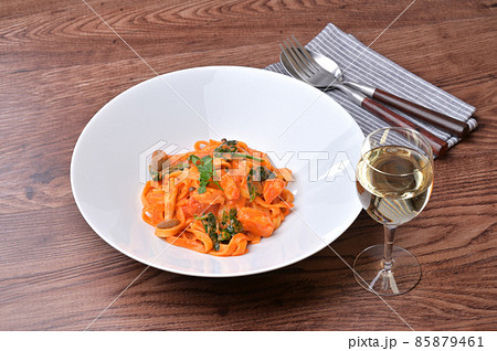 サーモンのトマトクリームパスタ。スパゲティ、イタリアン。サーモンとしめじ、ほうれん草のトマトソース。 85879461