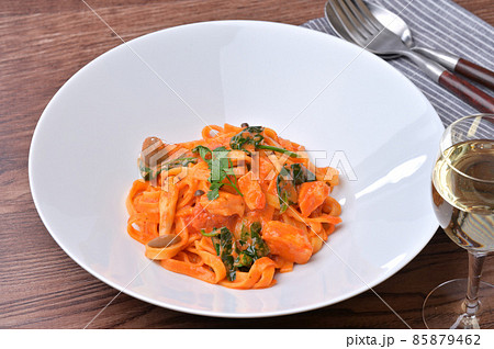 サーモンのトマトクリームパスタ。スパゲティ、イタリアン。サーモンとしめじ、ほうれん草のトマトソース。 85879462