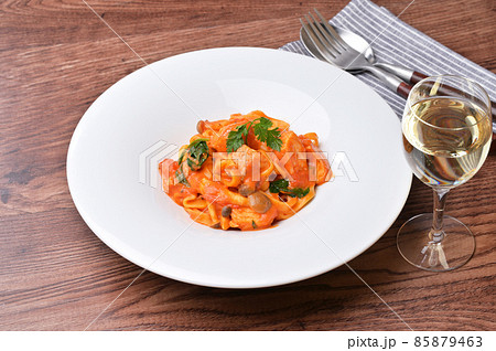 サーモンのトマトクリームパスタ。スパゲティ、イタリアン。サーモンとしめじ、ほうれん草のトマトソース。 85879463