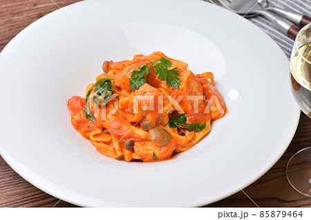 サーモンのトマトクリームパスタ。スパゲティ、イタリアン。サーモンとしめじ、ほうれん草のトマトソース。 サーモンのトマトクリームパスタ。スパゲティ、イタリアン。サーモンとしめじ、ほうれん草のトマトソース。 85879464