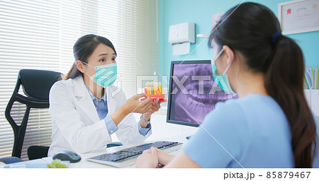 woman at dental clinic 85879467