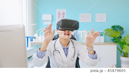 doctor wearing VR headsets 85879605