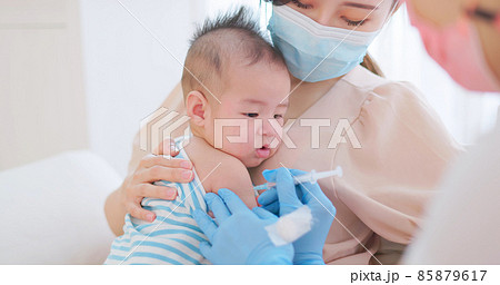 baby get vaccinated 85879617