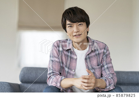 カメラ目線の30代の男性 ポートレート カメラ目線の30代の男性 ポートレート 85879825