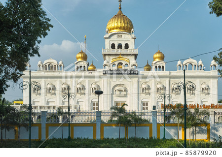 Sri Bangla Sahib Gurudwara, one of the most important Sikh temples in New Delhi, India 85879920