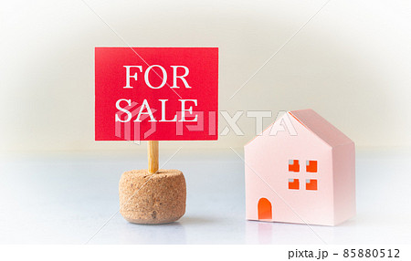 FOR SALEの立て看板 住宅の売却 一戸建て販売中 不動産 FOR SALEの立て看板 住宅の売却 一戸建て販売中 不動産 85880512