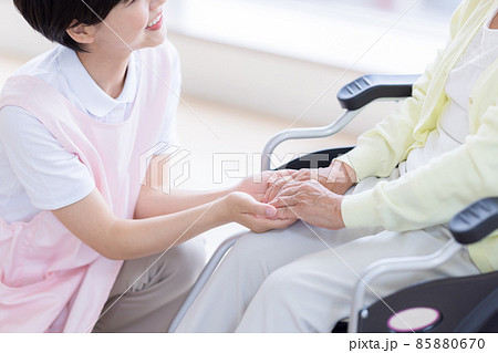 介護イメージ シニア女性と介護士のポートレート 介護イメージ シニア女性と介護士のポートレート 85880670