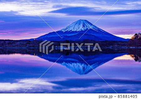 （山梨県）夜明け前の精進湖と富士山 85881405