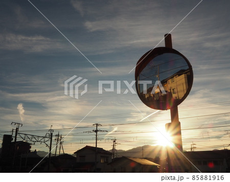 夕焼け空にカーブミラー 夕焼け空にカーブミラー 85881916