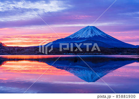 (山梨県)朝焼けが美しい・精進湖から望む富士山 (山梨県)朝焼けが美しい・精進湖から望む富士山 85881930