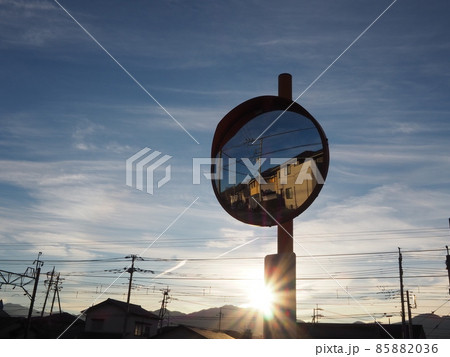 夕焼け空の飛行機雲とカーブミラー 夕焼け空の飛行機雲とカーブミラー 85882036