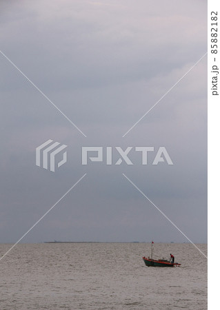 海と釣り船 海と釣り船 85882182