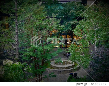 絵のように美しい三菱一号館美術館の噴水のある中庭の夕暮れの風景 絵のように美しい三菱一号館美術館の噴水のある中庭の夕暮れの風景 85882565