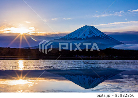 (山梨県)精進湖の日の出 富士山 (山梨県)精進湖の日の出 富士山 85882856
