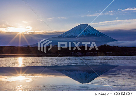 （山梨県）精進湖の日の出　富士山 85882857