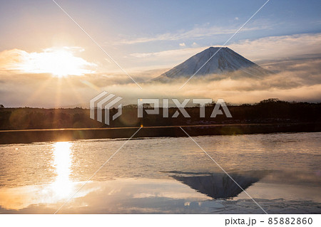 （山梨県）精進湖の日の出　富士山 85882860