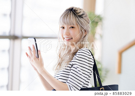 スマホを持っている大学生 85883029
