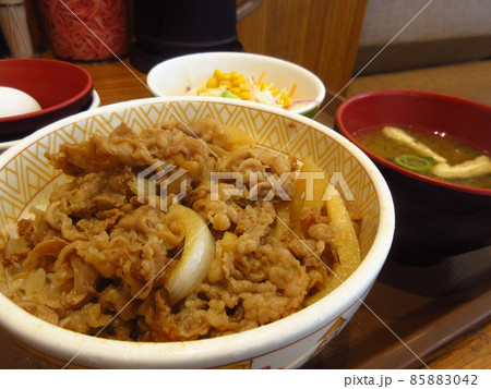 サラリーマンの昼食（牛丼チェーン店の牛丼） 85883042
