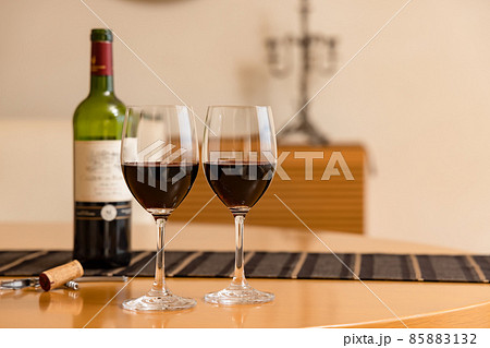 優雅な休日に飲む美味しそうな赤ワインとグラス 優雅な休日に飲む美味しそうな赤ワインとグラス 85883132