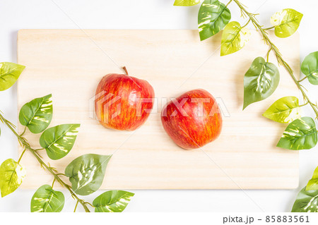 【果物】まな板の上の赤い林檎 【果物】まな板の上の赤い林檎 85883561