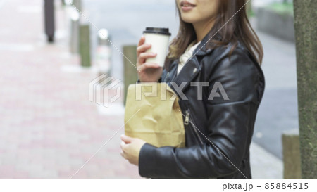 お昼買い出し中の女性イメージ(ピントぼかし) 85884515