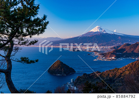 （静岡県）沼津の海岸線と富士山 85884792
