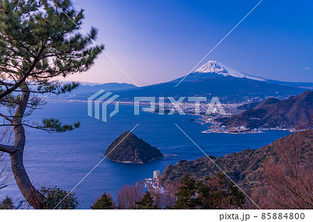 （静岡県）沼津の海岸線と富士山 85884800
