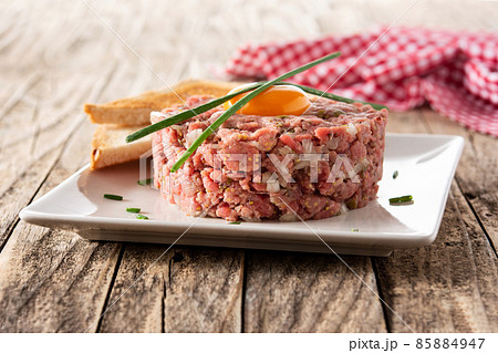 Beef steak tartare 85884947