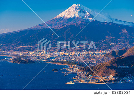 （静岡県）沼津の海岸線と富士山 85885054