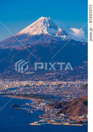 （静岡県）沼津の海岸線と富士山 85885055