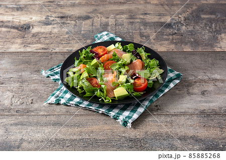Salmon and avocado salad 85885268