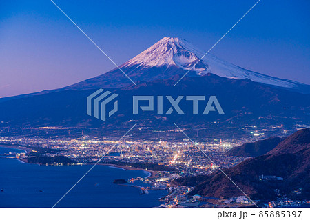 (静岡県)沼津の街灯りと富士山 (静岡県)沼津の街灯りと富士山 85885397