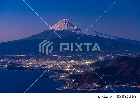 (静岡県)沼津の街灯りと富士山 (静岡県)沼津の街灯りと富士山 85885398