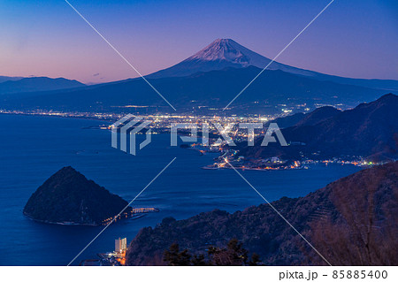 （静岡県）沼津の街灯りと富士山 85885400