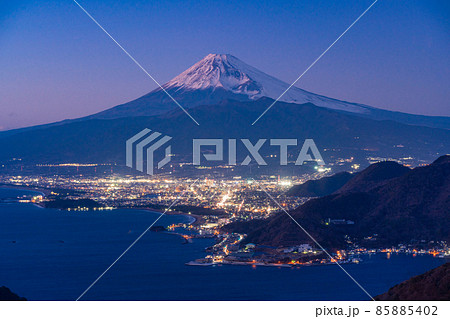 (静岡県)沼津の街灯りと富士山 (静岡県)沼津の街灯りと富士山 85885402