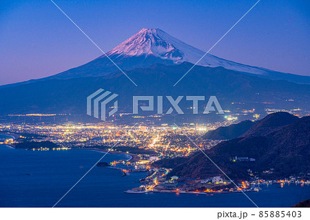 （静岡県）沼津の街灯りと富士山 85885403
