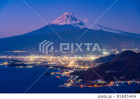 （静岡県）沼津の街灯りと富士山 85885404
