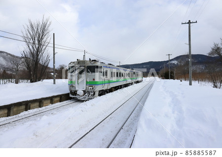 北海道　遠軽　瀬戸瀬駅を出発する列車 85885587