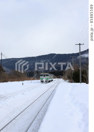 北海道 遠軽 瀬戸瀬駅を出発する列車 北海道 遠軽 瀬戸瀬駅を出発する列車 85885589