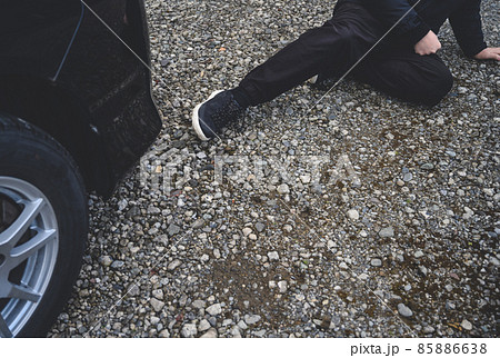 車の前で倒れた男性 85886638