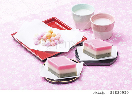 雛祭り　ひな祭りのお菓子　菱餅と雛あられと甘酒　桃の節句　イメージ素材 85886930