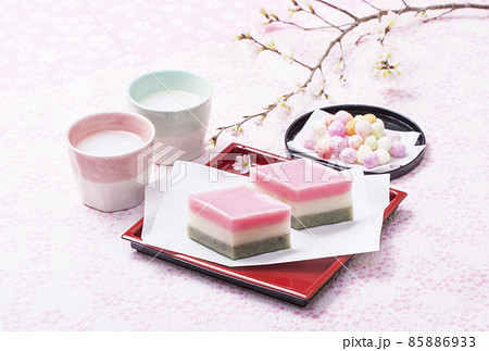 雛祭り　ひな祭りのお菓子　菱餅と雛あられと甘酒と桃の花　桃の節句　イメージ素材 85886933