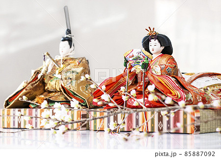 雛祭り　雛人形と桃の花　お内裏様とお雛様　桃の節句　イメージ素材 85887092